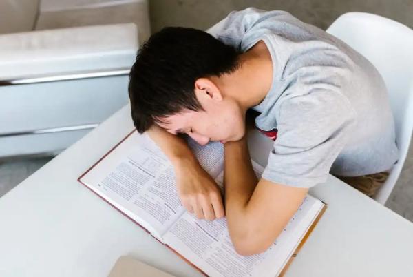 آیا مرور یک مسئله پیش از خواب واقعاً به حل آن یاری می نماید؟ شرح علمی نقش خواب در حل مسئله و تصمیم گیری