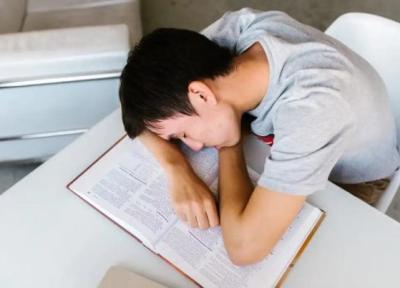 آیا مرور یک مسئله پیش از خواب واقعاً به حل آن یاری می نماید؟ شرح علمی نقش خواب در حل مسئله و تصمیم گیری